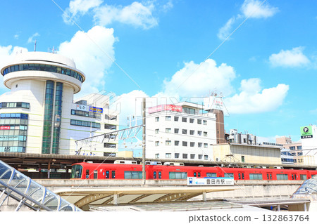 A train stops at Meitetsu Toyotashi Station in Toyota City, Aichi Prefecture 132863764