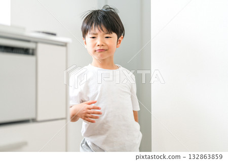 一個男孩在家中跑來跑去（育兒、親子互動、精力充沛） 132863859