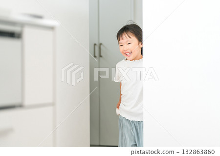 一個女孩在家裡跑來跑去(育兒、兒童保育、精力充沛) 一個女孩在家裡跑來跑去(育兒、兒童保育、精力充沛) 132863860