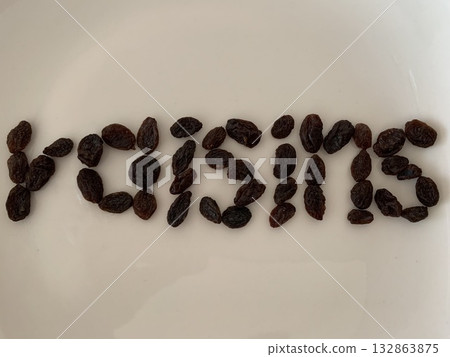 Letter Raisin 132863875