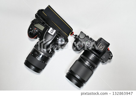 Mirrorless cameras and SLR cameras 132863947