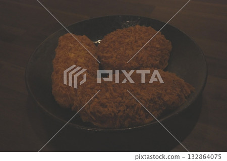 一盤美味的酥脆炸丸子 一盤美味的酥脆炸丸子 132864075