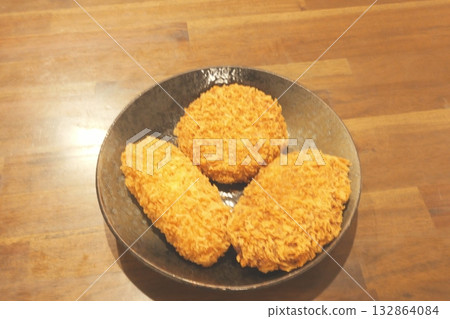 一盤美味的酥脆炸丸子 132864084
