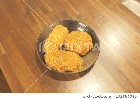 一盤美味的酥脆炸丸子 一盤美味的酥脆炸丸子 132864086