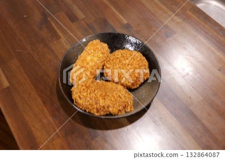 一盤美味的酥脆炸丸子 132864087