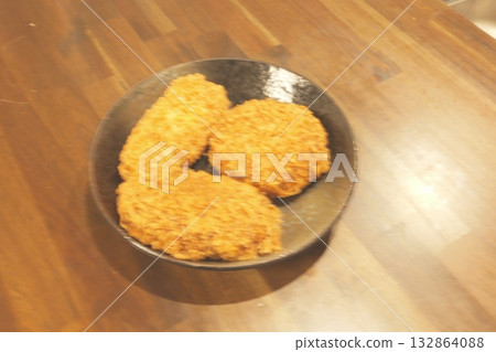一盤美味的酥脆炸丸子 132864088