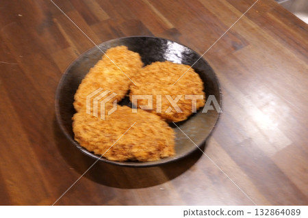 一盤美味的酥脆炸丸子 一盤美味的酥脆炸丸子 132864089