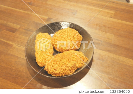 一盤美味的酥脆炸丸子 132864090