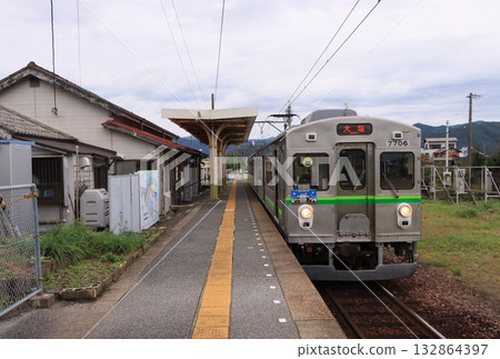 Yoro Railway 7700 series train stopping at Ibi Station 132864397