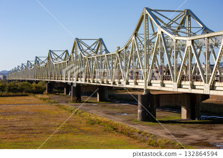 Chosei Bridge over the Shinano River (Nagaoka City, Niigata Prefecture) 132864594