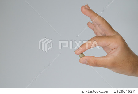 用指尖撿起一塊小石頭 132864627