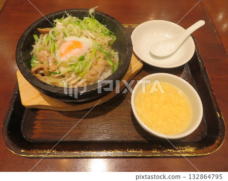 Stone-grilled rice 132864795