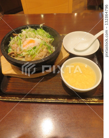 Stone-grilled rice 132864796