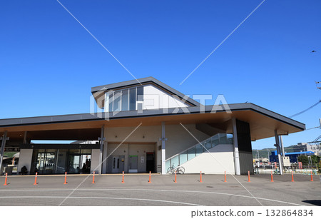 草津線石部站新建了車站大樓,並開放了免費通行。 草津線石部站新建了車站大樓,並開放了免費通行。 132864834