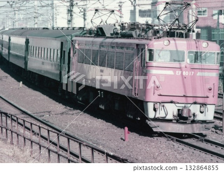 日本國鐵EF80型蒸汽機車牽引著一節老式客車駛過西日暮里站 132864855