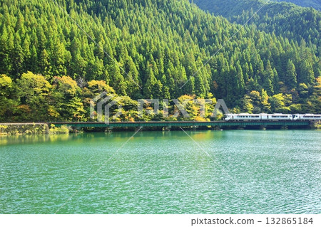 廣闊的希達湖沿岸奔跑 132865184