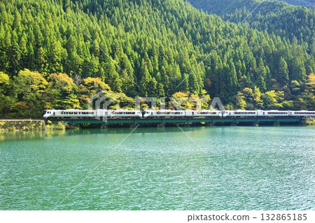 廣闊的希達湖沿岸奔跑 廣闊的希達湖沿岸奔跑 132865185