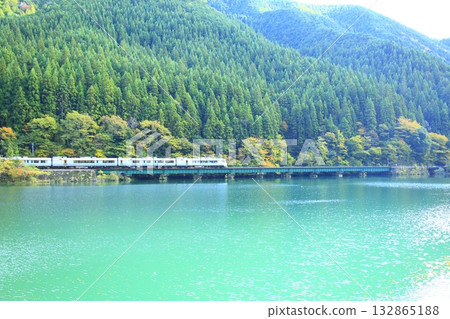 廣闊的希達湖沿岸奔跑 132865188
