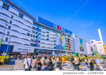 日本東京城市景觀，11月7日。池袋站東口及其他區域的景色。 132865308