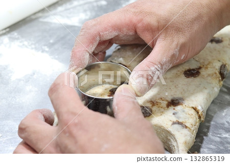 製作葡萄乾烤餅 132865319