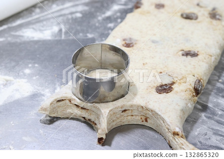 製作葡萄乾烤餅 132865320