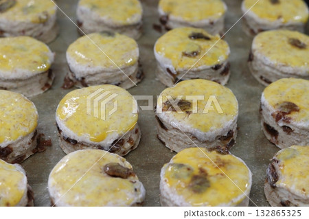 製作葡萄乾烤餅 製作葡萄乾烤餅 132865325