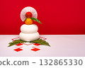A photo with "Kagami mochi" placed on the left side, red and white background, no sanpo (pedestal) 132865330