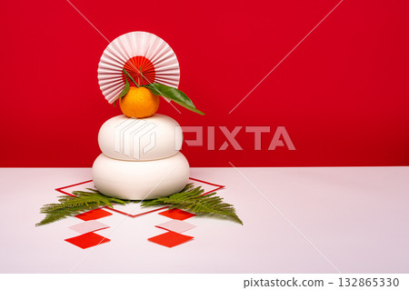 A photo with "Kagami mochi" placed on the left side, red and white background, no sanpo (pedestal) 132865330