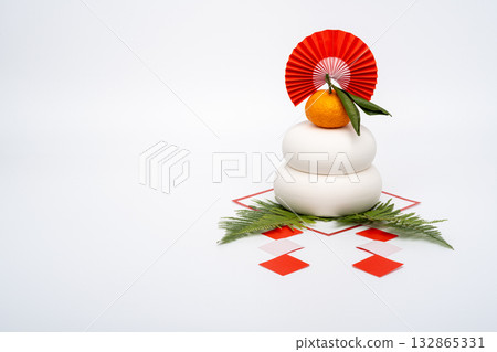 A photo of the "Kagami mochi" placed on the right side, white background, no sanpo (base) 132865331
