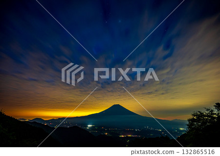 暮色籠罩的東方天空和富士山 暮色籠罩的東方天空和富士山 132865516