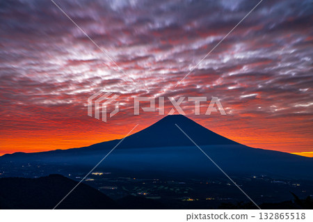 從富士宮高處眺望的晨曦與富士山 從富士宮高處眺望的晨曦與富士山 132865518