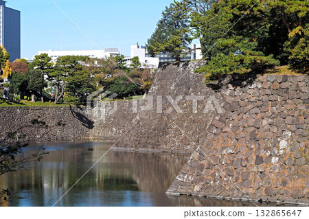 Inui Street, Imperial Palace: Stone walls of the inner citadel of Edo Castle seen across the moat [Chiyoda Ward, Tokyo] 132865647