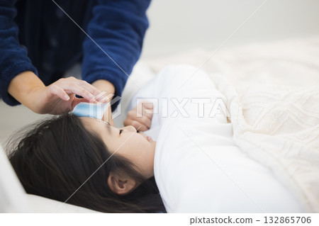 一位母親和一個發燒的女孩 132865706