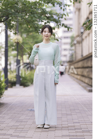 Smiling woman in her 30s looking at the camera 132865711