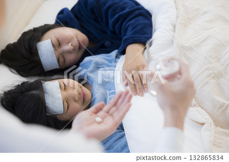 A girl with a fever and her parents 132865834