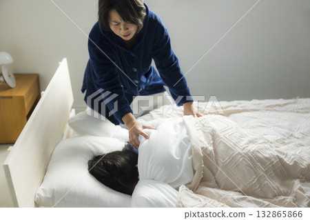 A mother and a girl in elementary school who won't wake up 132865866