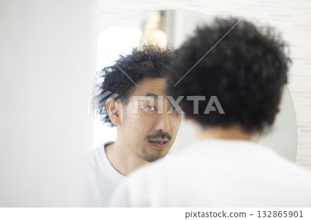 A man seeing a mirror 132865901