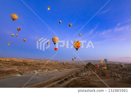 卡帕多奇亞清晨的熱氣球 卡帕多奇亞清晨的熱氣球 132865981