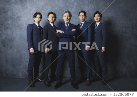 身穿西裝的男人們並排站著 身穿西裝的男人們並排站著 132866077