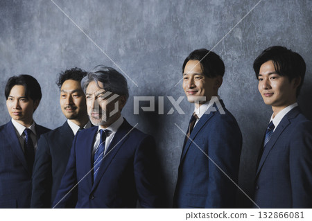 身穿西裝的男人們並排站著 132866081