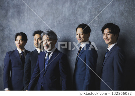 身穿西裝的男人們並排站著 身穿西裝的男人們並排站著 132866082