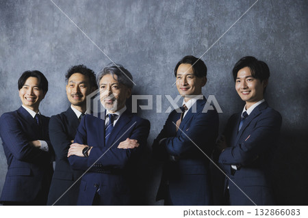 身穿西裝的男人們並排站著 132866083