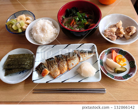 當地日本餐廳的烤魚套餐（包含鹽烤鯖魚、一口大小的炸雞、豬肉味噌湯和甜點） 132866142