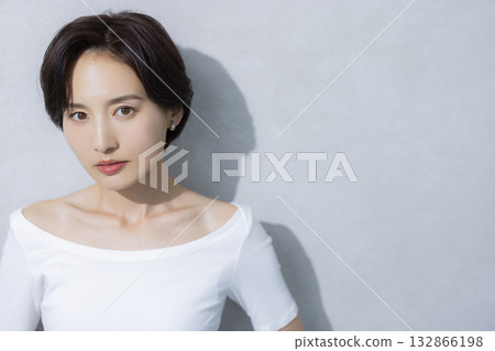 Short Hair Woman 132866198