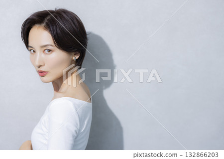 Short Hair Woman Short Hair Woman 132866203