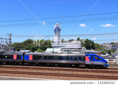超級白鬥號列車行駛在明石市立天文科學博物館前 超級白鬥號列車行駛在明石市立天文科學博物館前 132866262