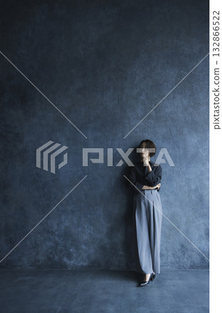 一個女人站 132866522