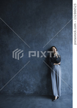 一個女人站 132866523