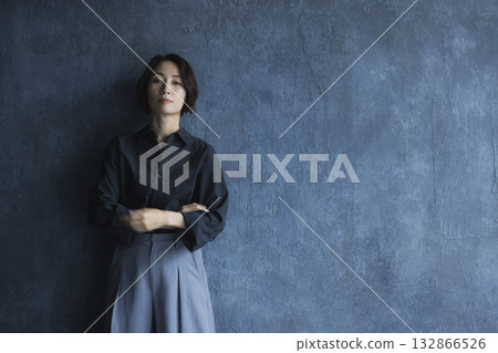 一個女人站 132866526