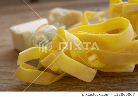 fettuccine with alfredo sauce 132866807